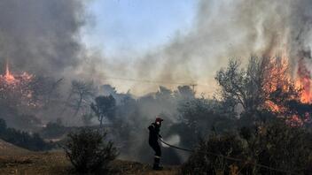 Συνδρομή των Ενόπλων Δυνάμεων στα μέτωπα των πυρκαγιών - Συνεχή μηνύματα από το 112 για εκκενώσεις στη Μάνδρα