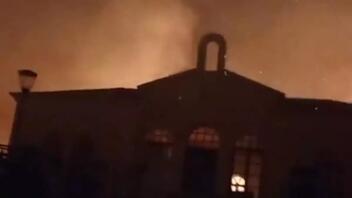 Ρόδος: Η στιγμή που φλόγες περικυκλώνουν εκκλησία στα Λάερμα