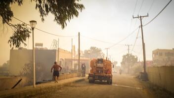 Ρόδος: Συγκλονίζουν στη μάχη με τις φλόγες πυροσβέστες και εθελοντές