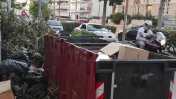 Τα σκουπίδια "κάνουν πάρτι" στους δρόμους του Ηρακλείου- photos
