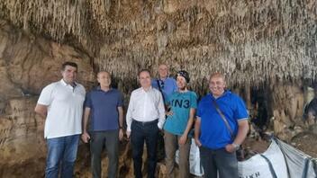 Αυτοψία Μαρινάκη στις αρχαιολογικές ανασκαφές στο Σπήλαιο Γερανίου