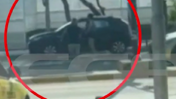 Βουλιαγμένη: Αυτοκίνητο εκσφενδόνισε πεζό στον αέρα - Σοκάρουν οι εικόνες!
