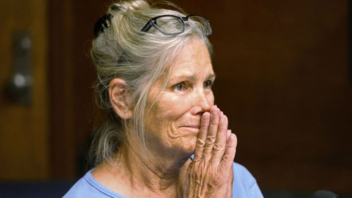 Αποφυλακίστηκε μετά από 53 χρόνια η Λέσλι Βαν Χούτεν, βασικό μέλος της αίρεσης Μάνσον