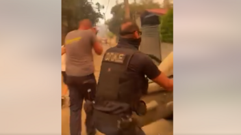 Φωτιά Μάνδρα: Η προσπάθεια των αστυνομικών να εκκενώσουν οικισμούς