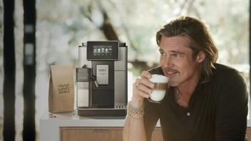 O Μπραντ Πιτ στη νέα διαφημιστική καμπάνια συσκευών καφέ