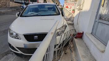 Ναύπλιο: Αυτοκίνητο καρφώθηκε στα κάγκελα σπιτιού