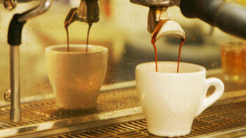 “Φθηνότερος ο καφές εάν φέρεις φλιτζάνι, ζάχαρη και κουταλάκι από το σπίτι σου”