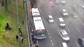 Αργεντινή: Επιβάτες τρέχουν να σωθούν από φλεγόμενο λεωφορείο 