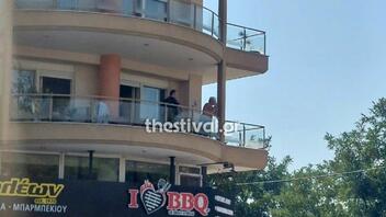 Θεσσαλονίκη: Μεθυσμένος άνδρας βγήκε οπλισμένος σε μπαλκόνι