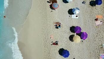 Εγκρεμνοί: Η παραλία του Ιονίου με τα καταγάλανα νερά
