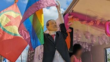 Τουρκία: Tο ομοίωμα Ερντογάν με σημαία των ΛΟΑΤΚΙ προκάλεσε αντιδράσεις