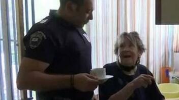 Eφτιαξε τελικά καφέ στους αστυνομικούς που την έσωσαν από τη φωτιά, η ηλικιωμένη στη Φυλή