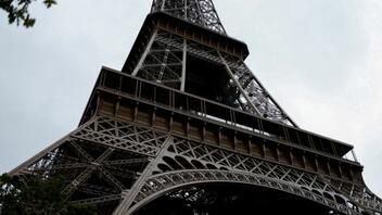 Συναγερμός στο Παρίσι: Εκκενώθηκε ο Πύργος του Άιφελ λόγω απειλής για βόμβα