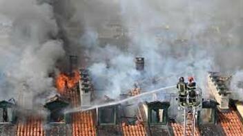 Φωτιές: Εκκενώθηκαν κάμπινγκ και σπίτια σε νησί στα ανοικτά της Τοσκάνης