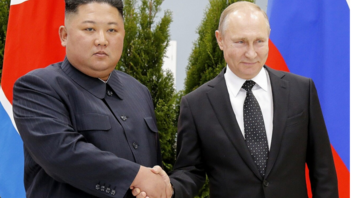 O Πούτιν σφίγγει το χέρι του ηγέτη της Βόρειας Κορέας στο νέο ρωσικό κοσμοδρόμιο Βαστότσνι