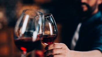 Γιατί το κόκκινο κρασί προκαλεί πονοκέφαλο σε μερικούς ανθρώπους;