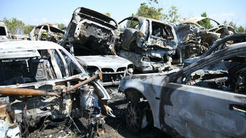 Λάρισα: Παρανάλωμα του πυρός έγιναν παλιά οχήματα μετά από φωτιά σε μάντρα τα ξημερώματα