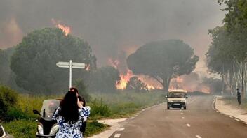Πυρκαγιά στη νότια Γαλλία - Εσπευσμένα απομακρύνονται χιλιάδες παραθεριστές και κάτοικοι
