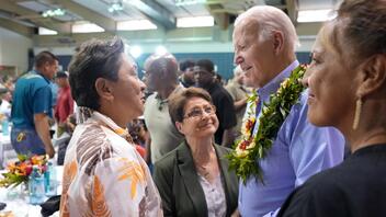 "Είμαστε μαζί σας", δήλωσε ο Τζο Μπάιντεν στους κατοίκους της Χαβάης
