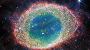 Νέες θεαματικές εικόνες από το Δακτυλιοειδές Νεφέλωμα: Τα χρώματα ενός «ετοιμοθάνατου» αστέρα