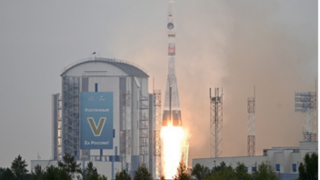 Πύραυλος με εξερευνητικό σκάφος της Ρωσίας απογειώνεται με προορισμό τη Σελήνη