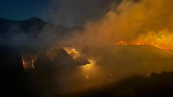 Μαίνεται η φωτιά σε ποιμνιοστάσιο στο χωριό Ανάβρα της Μαγνησίας - Δεν διασώθηκαν τα ζώα