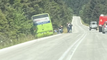 Τρίκαλα: Λεωφορείο με 20 επιβάτες μπήκε στο αντίθετο ρεύμα και έπεσε σε χαντάκι!