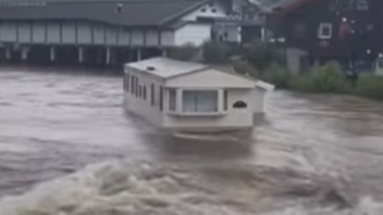Νορβηγία: Ορμητικά νερά από τις πλημμύρες παρασύρουν σπίτι
