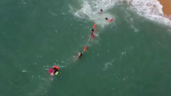 Ναυαγοσώστες σχηματίζουν ανθρώπινη αλυσίδα για να σώσουν κολυμβητή που παγιδεύτηκε σε θαλάσσιο ρεύμα- ΒΙΝΤΕΟ