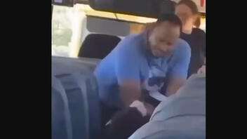 Τέξας: Σοκ με βίντεο που δείχνει συνοδό σχολικού λεωφορείου να χτυπά βάναυσα μαθητή