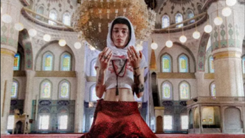 "Σάλος" στην Τουρκία: Μοντέλο φωτογραφήθηκε έξω από τζαμί με ρούχο που αποκάλυπτε την κοιλιά της