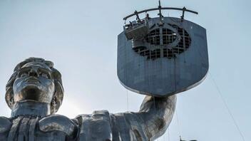 Ξηλώθηκε το σφυροδρέπανο από το μνημείο της Μητέρας Πατρίδας στο Κίεβο