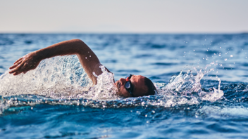 Βέλγος κολύμπησε 131 χιλιόμετρα, χωρίς διακοπή, στον Κορινθιακό