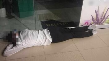 Μεθυσμένος τουρίστας αφέθηκε στην είσοδο του ξενοδοχείου…