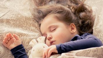 Τρεις λόγοι που τα παιδιά πρέπει να κοιμούνται από τις 9 το βράδυ