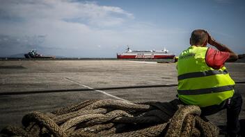 Ραφήνα: Οργισμένοι επιβάτες του «Fast Ferries Andros» που παραμένει έξω από το λιμάνι