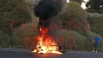 Δίκυκλο τυλίχθηκε εν κινήσει στις φλόγες: Συναγερμός στην Πυροσβεστική