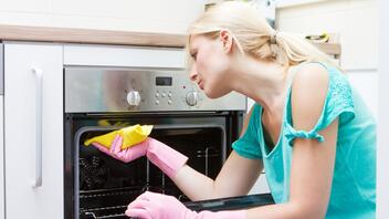 Πώς να καθαρίσετε τα ξεραμένα λίπη από τον φούρνο σας 