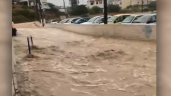  Κακοκαιρία Daniel: Πλημμύρισε το λιμάνι της Σουβάλας στην Αίγινα