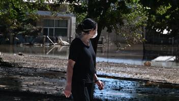  Κακοκαιρία Daniel: «Μάχη» με τη λάσπη, τη δυσοσμία και τα κουνούπια δίνουν καθημερινά οι πληγέντες στα Τρίκαλα 