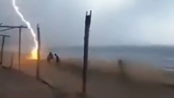 Βίντεο: Κεραυνός σκοτώνει 33χρονη και έναν πλανόδιο πωλητή σε παραλία στο Μεξικό