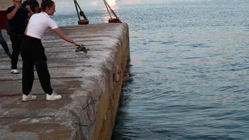 Λιμάνι του Πειραιά: Πέταξαν λουλούδια στο σημείο που σκοτώθηκε ο Αντώνης