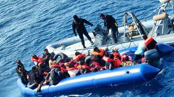 Λέσβος: Το λιμενικό διέσωσε 37 μετανάστες νότια του νησιού - Ένας νεκρός