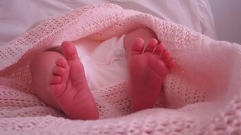 Μονάδα Εξωσωματικής Γονιμοποίησης Χανίων: Επτά βρέφη παραδόθηκαν στους βιολογικούς γονείς τους