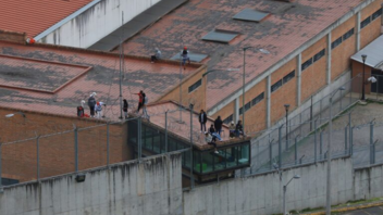Ισημερινός: Ελεύθεροι 57 φύλακες και αστυνομικοί που κρατούνταν όμηροι σε σωφρονιστικά καταστήματα