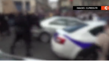 Επεισόδια στο Παρίσι: Διαδηλωτές επιτέθηκαν με σιδερόβεργες σε περιπολικό 