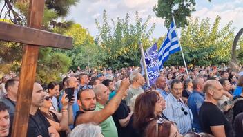 Θεσσαλονίκη: Με προσευχές και σταυρούς διαδήλωσαν οι «αρνητές» των νέων ταυτοτήτων
