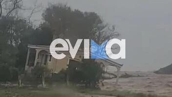 Εύβοια: Σπίτι παρασύρθηκε από τα ορμητικά νερά - Δείτε βίντεο
