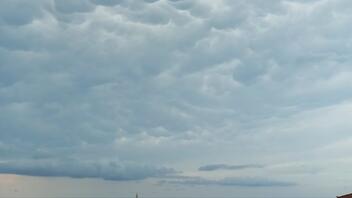 Σύννεφα «mammatus» πάνω από το Ηράκλειο- Εικόνες από το εντυπωσιακό φαινόμενο!