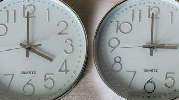 Aλλαγή ώρας 2023: Πότε θα γυρίσουμε τους δείκτες στα ρολόγια